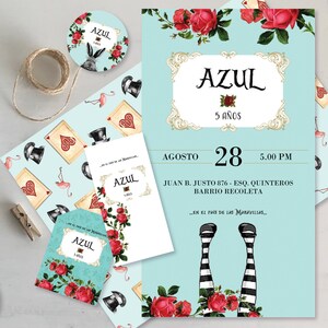 Puede incluir: Una invitaci&oacute;n azul y blanca con rosas rojas y un patr&oacute;n a rayas blanco y negro. La invitaci&oacute;n es para una fiesta de cumplea&ntilde;os n&uacute;mero 5 para un ni&ntilde;o llamado Azul. La fiesta se llevar&aacute; a cabo el 28 de agosto a las 5:00 PM en Juan B. Justo 876 - Esq. Quinteros, Barrio Recoleta. La invitaci&oacute;n dice "...en el pa&iacute;s de las Maravillas..." que significa "...en el pa&iacute;s de las maravillas..." en ingl&eacute;s.