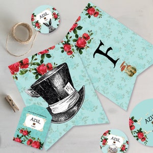 Puede incluir: Un banner azul y blanco con la letra "F" y un sombrero de Sombrerero Loco con el n&uacute;mero "10/6" en &eacute;l. El banner est&aacute; decorado con rosas rojas y un patr&oacute;n floral. Tambi&eacute;n hay cuatro pegatinas redondas azules y blancas con la palabra "Azul" en ellas.