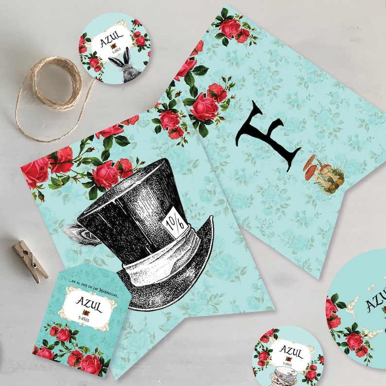 Puede incluir: Un banner azul y blanco con la letra "F" y un sombrero de Sombrerero Loco con el n&uacute;mero "10/6" en &eacute;l. El banner est&aacute; decorado con rosas rojas y un patr&oacute;n floral. Tambi&eacute;n hay cuatro pegatinas redondas azules y blancas con la palabra "Azul" en ellas.