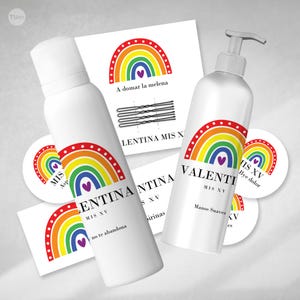 Puede incluir: Un conjunto de recuerdos de fiesta para una quinceañera. Los recuerdos incluyen una botella de loción para manos, una botella de laca para el cabello, una calcomanía y una tarjeta pequeña con un diseño de arcoíris y el texto "Valentina Mis XV".