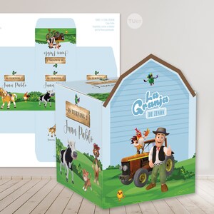 Op de afbeelding: Een blauwe en bruine kartonnen doos met een boerderijthema. De doos heeft een cartoonafbeelding van een tractor, een boer, een haan en een papegaai. De tekst "La Granja de Zenon" staat op de doos gedrukt. De doos is versierd met groen gras en een blauwe lucht.