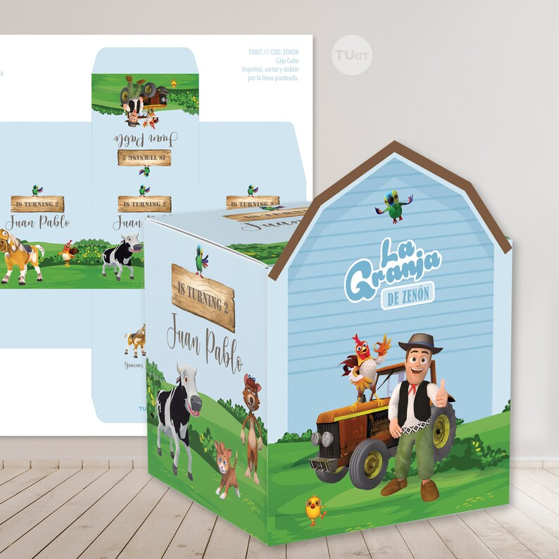 Op de afbeelding: Een blauwe en bruine kartonnen doos met een boerderijthema. De doos heeft een cartoonafbeelding van een tractor, een boer, een haan en een papegaai. De tekst "La Granja de Zenon" staat op de doos gedrukt. De doos is versierd met groen gras en een blauwe lucht.