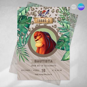 Puede incluir: Una invitación de cumpleaños con temática de selva con un león de dibujos animados sobre un fondo verde. La invitación dice "Turns 3" y "Bautista" con la fecha y la hora de la fiesta.
