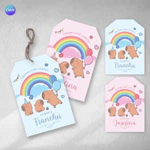 Puede incluir: Tres etiquetas de regalo azules y rosas con un arcoíris, nubes y capibaras de dibujos animados. El texto en las etiquetas dice "Gracias por venir", "Cumple 6" y los nombres "Franchu" y "Josefina".