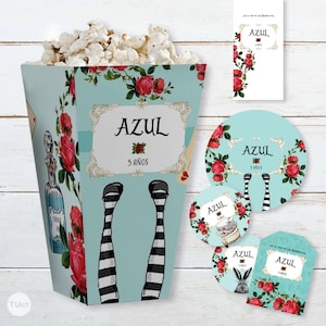 Puede incluir: Una caja de palomitas de ma&iacute;z azul y blanca con un dise&ntilde;o floral y el texto "Azul 5 a&ntilde;os". Tambi&eacute;n hay varias pegatinas redondas con el mismo dise&ntilde;o y texto, y una tarjeta rectangular con el mismo dise&ntilde;o y texto.