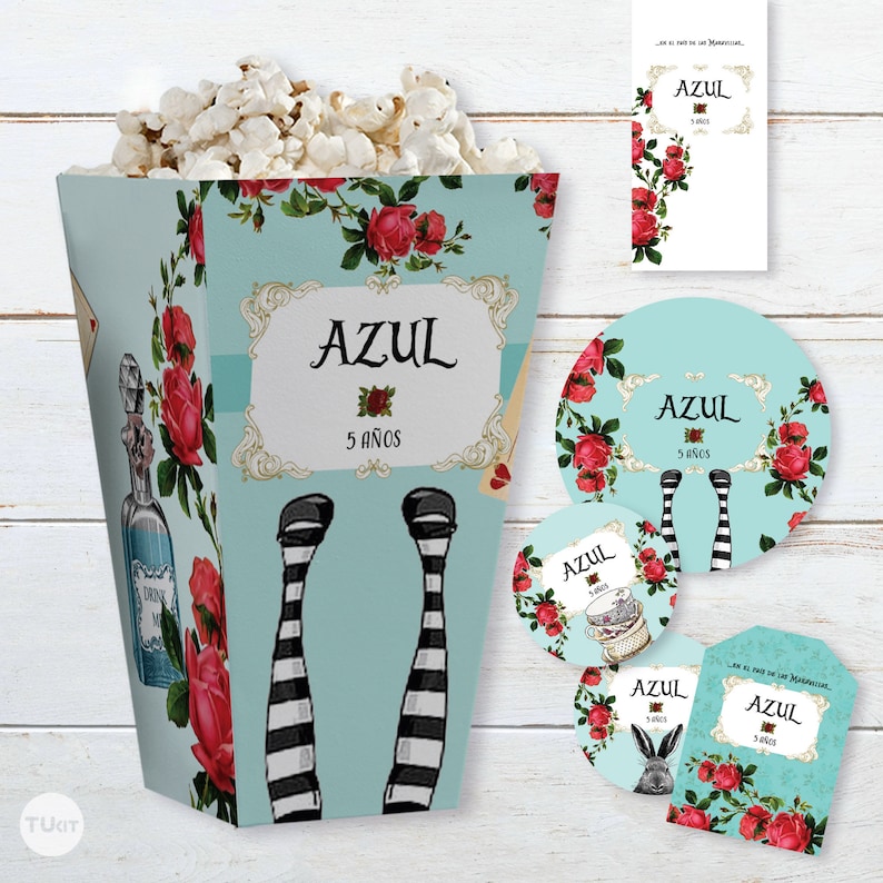 Puede incluir: Una caja de palomitas de ma&iacute;z azul y blanca con un dise&ntilde;o floral y el texto "Azul 5 a&ntilde;os". Tambi&eacute;n hay varias pegatinas redondas con el mismo dise&ntilde;o y texto, y una tarjeta rectangular con el mismo dise&ntilde;o y texto.