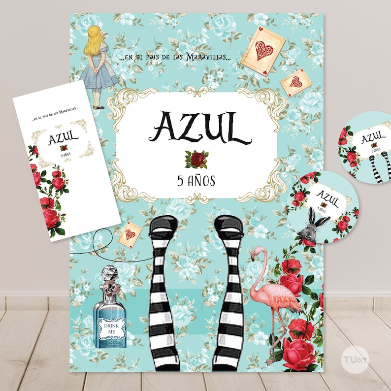 Puede incluir: Una invitaci&oacute;n a una fiesta con tem&aacute;tica de Alicia en el Pa&iacute;s de las Maravillas, de color azul y blanco, con un dise&ntilde;o fantasioso que presenta un flamenco, un conejo y una botella con la etiqueta "Drink Me". La invitaci&oacute;n dice "Azul 5 A&ntilde;os".