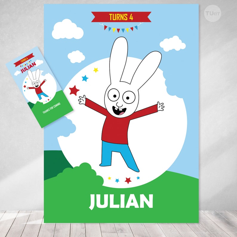 Pu&ograve; includere: Un invito a una festa di compleanno con un personaggio di coniglio dei cartoni animati con il nome Julian e il testo "Turns 4". Il coniglio indossa una camicia rossa e pantaloni blu ed &egrave; circondato da stelle.