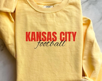 Sudadera de fútbol de Kansas City Comfort Colors • Cuello redondo amarillo para el día del juego • Jersey de fútbol de KC con letras rojas • Suéter unisex acogedor para el día del juego