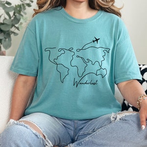 T-shirt de voyage couleurs confort, chemise aventure, t-shirt de voyage carte du monde, chemise de voyage sur la route, cadeau de voyageur, chemise Wanderlust pour agent de bord