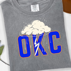 Camiseta unisex con colores cómodos del OKC Thunder, camiseta del Oklahoma City Thunder, camiseta del clima de Oklahoma, camiseta del OKC Thunder, camiseta de playoffs del OKC Thunder