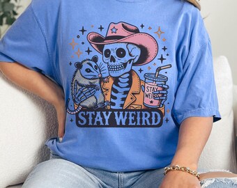 Maglietta Stay Weird Comfort Colors / Maglietta con scheletro cowboy e opossum / Maglietta divertente western / Maglietta con grafica country rodeo / Maglietta weird western