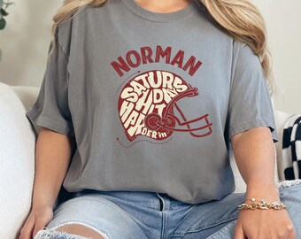 Samstage treffen härter in Norman OU Früher Tshirt, Boomer Früher Tshirt, Oklahoma Universität Tshirt, OU Softball Shirt, OU Football Shirt