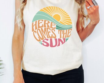 Camiseta sin mangas vintage de los años 70 con la frase "Here Comes The Sun", camiseta unisex con colores retro cómodos, camiseta veraniega, camiseta sin mangas hippie, camiseta sin mangas bohemia sin mangas.