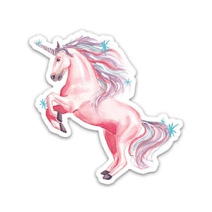 Puede incluir: Una pegatina de unicornio rosa acuarela con un cuerno en espiral y una melena fluida en tonos de rosa, morado y azul. El unicornio se alza sobre sus patas traseras, con detalles de estrellas azules. La pegatina tiene un borde blanco.