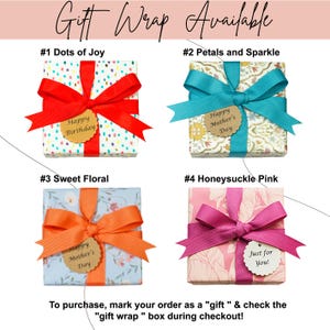 Może przedstawiać: Cztery zapakowane prezenty z kokardkami i etykietami. Pudełka są oznaczone jako "#1 Dots of Joy", "#2 Petals and Sparkle", "#3 Sweet Floral" i "#4 Honeysuckle Pink". Każde pudełko ma inny wz&oacute;r papieru i kolor kokardy. Etykiety m&oacute;wią "Happy Birthday", "Happy Mother's Day" i "Just for You!"