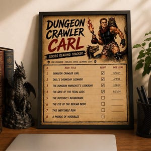 Può includere: Un tracker di lettura della serie "Dungeon Crawler Carl" incorniciato. L'opera d'arte presenta un personaggio muscoloso con una torcia fiammeggiante e un gatto. Il tracker elenca i titoli dei libri con caselle di controllo e date.