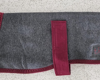 burdeos y gris... pelaje de otoño o primavera para un galgo italiano de tamaño mediano a grande.