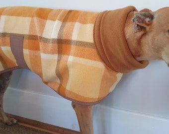 ruiten in karamel en crème...winterjas voor een windhond in vintage wollen deken en fleece