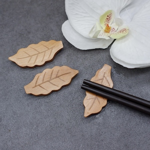 Cute Leaf Natural Wooden Chopstick Rest, Luxury Wood Chopstick or Spoon Fork Holders for Home Decor, Decorative Luxury Gift for New Year