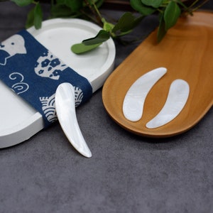 Handmade Mother of Pearl Oyster Caviar Spoon, Genuine Caviar Luxury Curve Pearl Spoon, Shell Utensil Oyster Caviar Spoon, Black Caviar Set