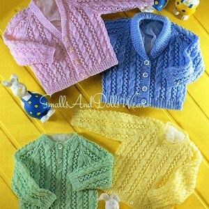 Snuggly Câble Set Baby VINTAGE KNITTING PATTERN Cardigan Chapeau Couverture 16-22" Snuggly Câble Set Baby VINTAGE KNITTING PATTERN Cardigan Chapeau Couverture 16-22"