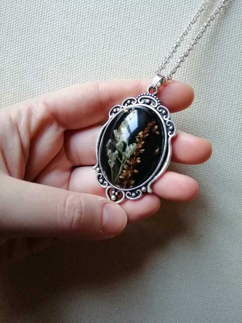 Cabochon resin pendant dried flowers with long chain