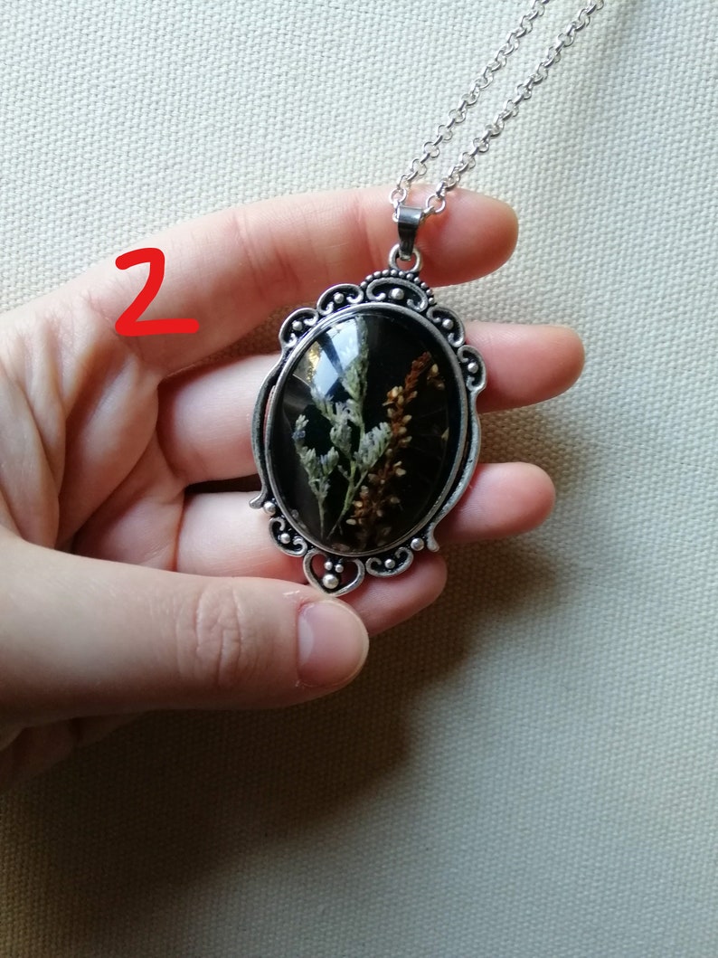 Cabochon resin pendant dried flowers with long chain