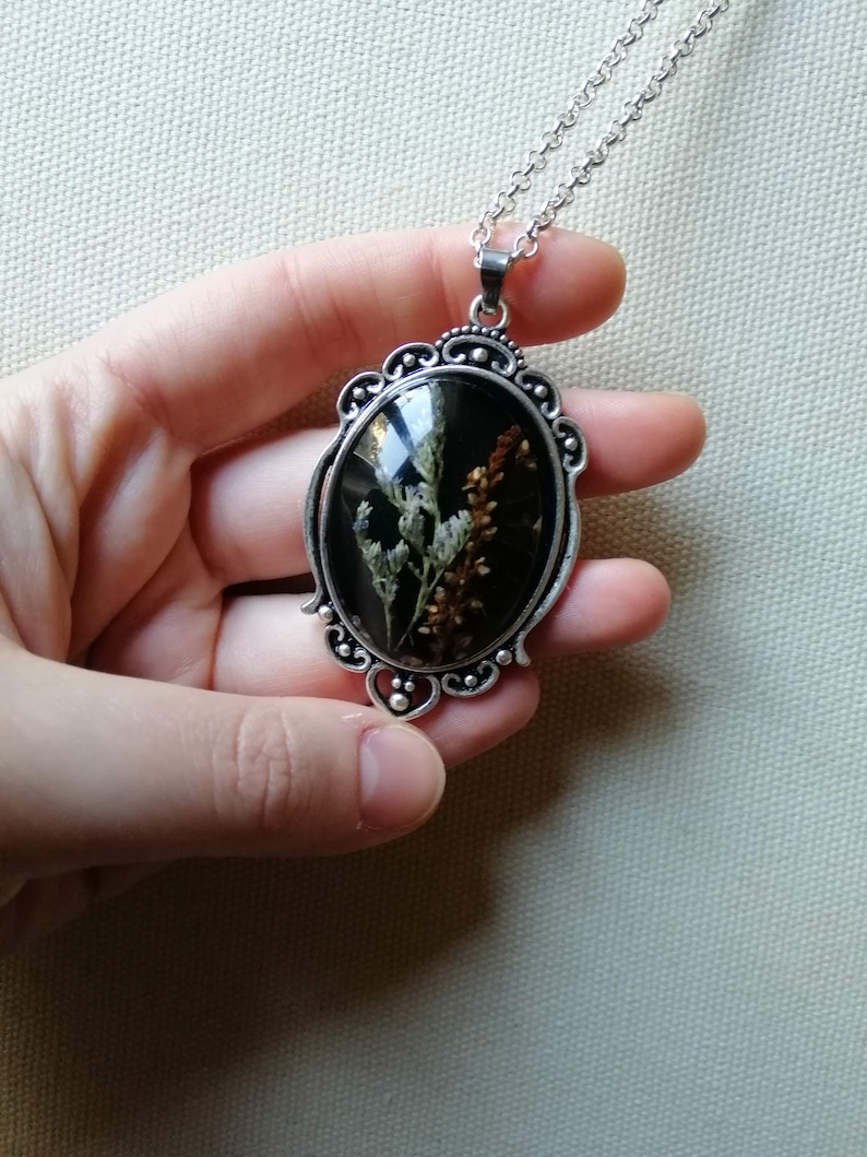 Cabochon resin pendant dried flowers with long chain