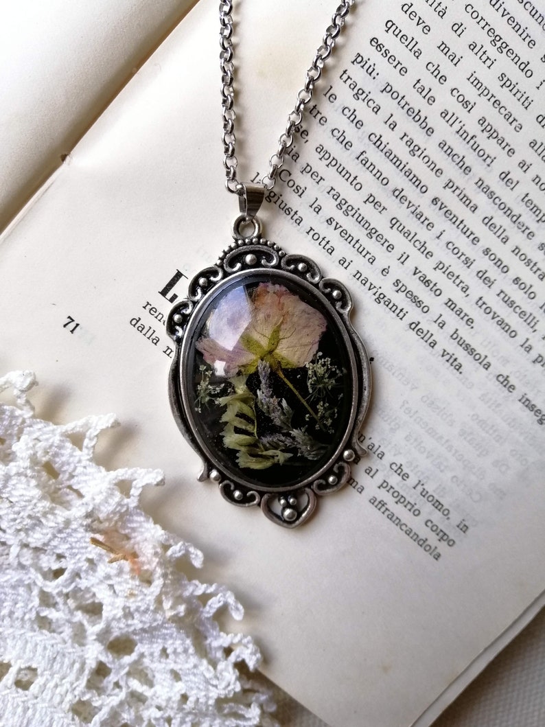 Cabochon resin pendant dried flowers with long chain