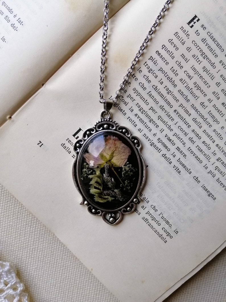 Cabochon resin pendant dried flowers with long chain