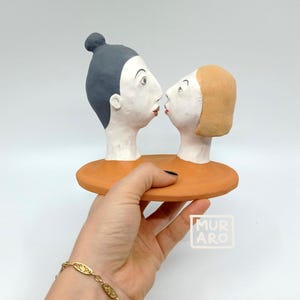 Escultura personalizada de pareja en cerámica / Regalo de boda romántico