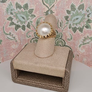 Circa 1970, anello con perla mabe' in oro giallo 14k, misura