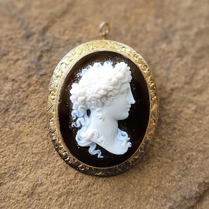 14k Yellow Gold Agate Cameo Pin / Pendant. Circa 1930.