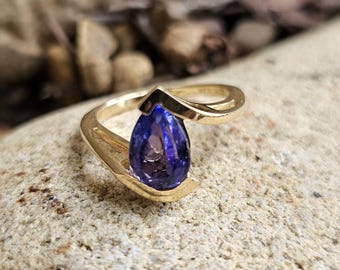 Vintage 18k Yellow Gold By-pass Style Ring, w/ a Pear Shaped Tanzanite. Size 7