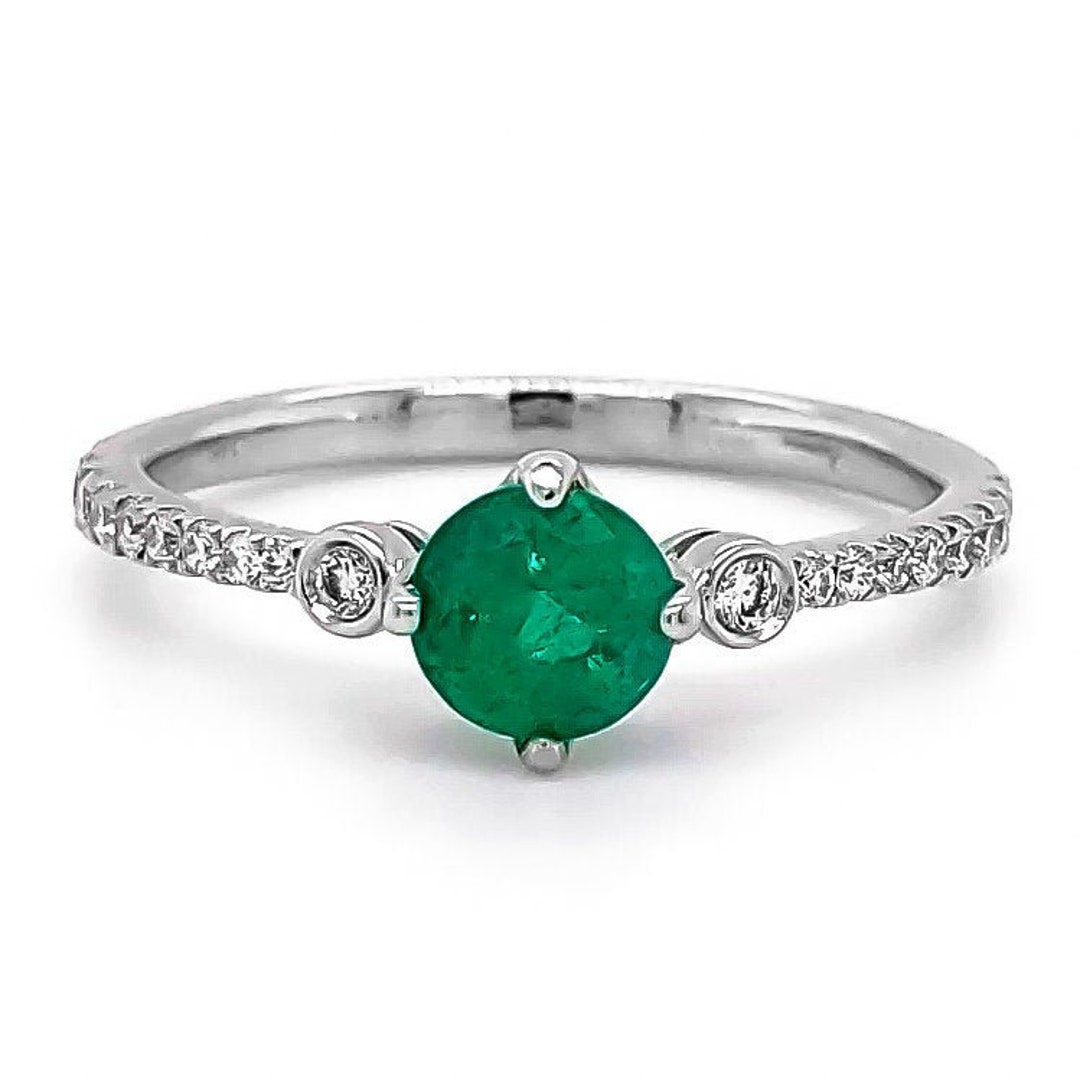 La sortija Modelo CALI es un anillo de esmeralda con diamantes