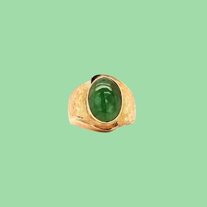 Vintage 18k Yellow Gold & Bezel Set Green Jade Ring. Size 10.75