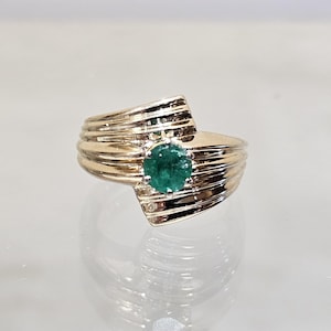 Vintage 14k Yellow Gold & Round Emerald Solitaire Ring. Size 7