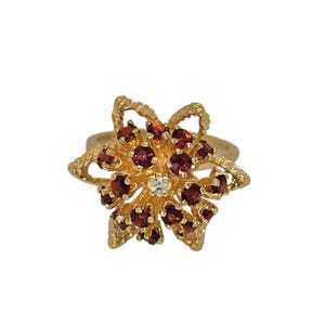 Anello a grappolo floreale in oro giallo 14k con granato e diamanti. Misura 6.
