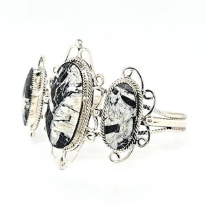 Brazalete de búfalo blanco y plata de ley. Se ajusta a muñecas de aproximadamente 20 cm.