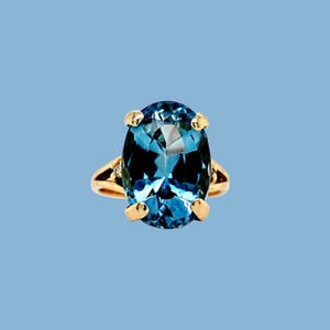 14k Yellow Gold 11cts Oval Blue Topaz and Diamonds 3-Stone Ring. Size 6.5