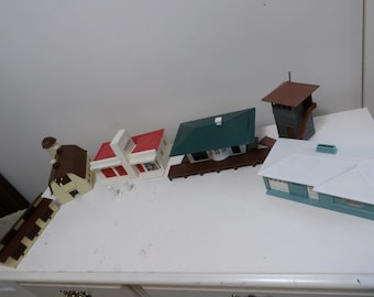Lot of 6 O Scale Bldgs: Passenger Station, Switch Tower, Large Gas Station, Ranch house, Barn and Chicken Coop. 4 Pville.