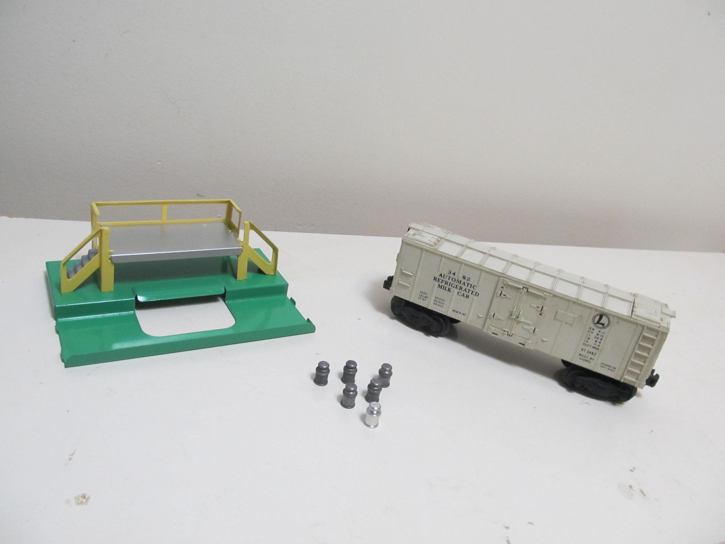 Lionel 3482 Automatic Refrigerated Milk Car, Milk Stand and 6 Magnetic Milk Cans Works Great