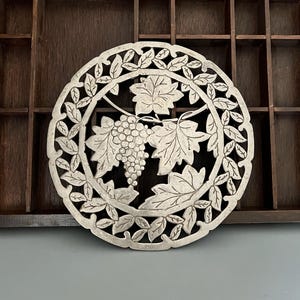 Vintage metallunderlägg på tre fötter – vinrankemotiv – vattenkokarställ