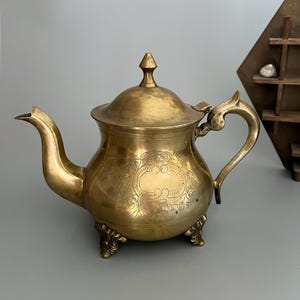 Victorian style ornate teapot - Four legged silver plated engraved EPNS teapot with handle - Dekorative teapot - Vintage decor