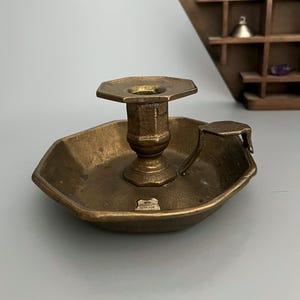 Rustic brass chamber candle holder with handle - Chamber candlestick - Candle holder - Châteaucore decor - Vintage