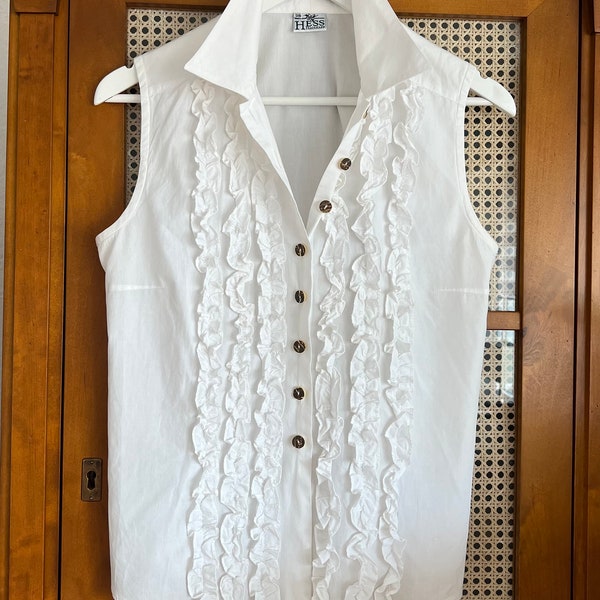 Ärmellose Oktoberfest Bluse mit Rüschen und Hirschknöpfen – Weiße Trachtenbluse aus Baumwolle – Oktoberfest outfit  für Frauen
