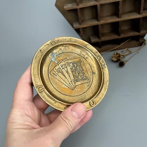 Speelkaartmotief klein messing bord koning koningin boer aas pokerkom - kaarsenbord - altaardecoratie - vintage verzamelobject