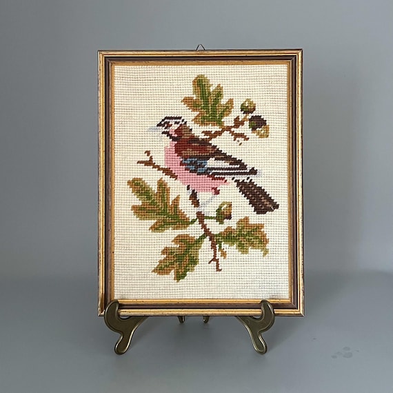 刺繍額、鳥 刺繍 山鹿清華作 端鳥文 本金箔 額サイズ31×