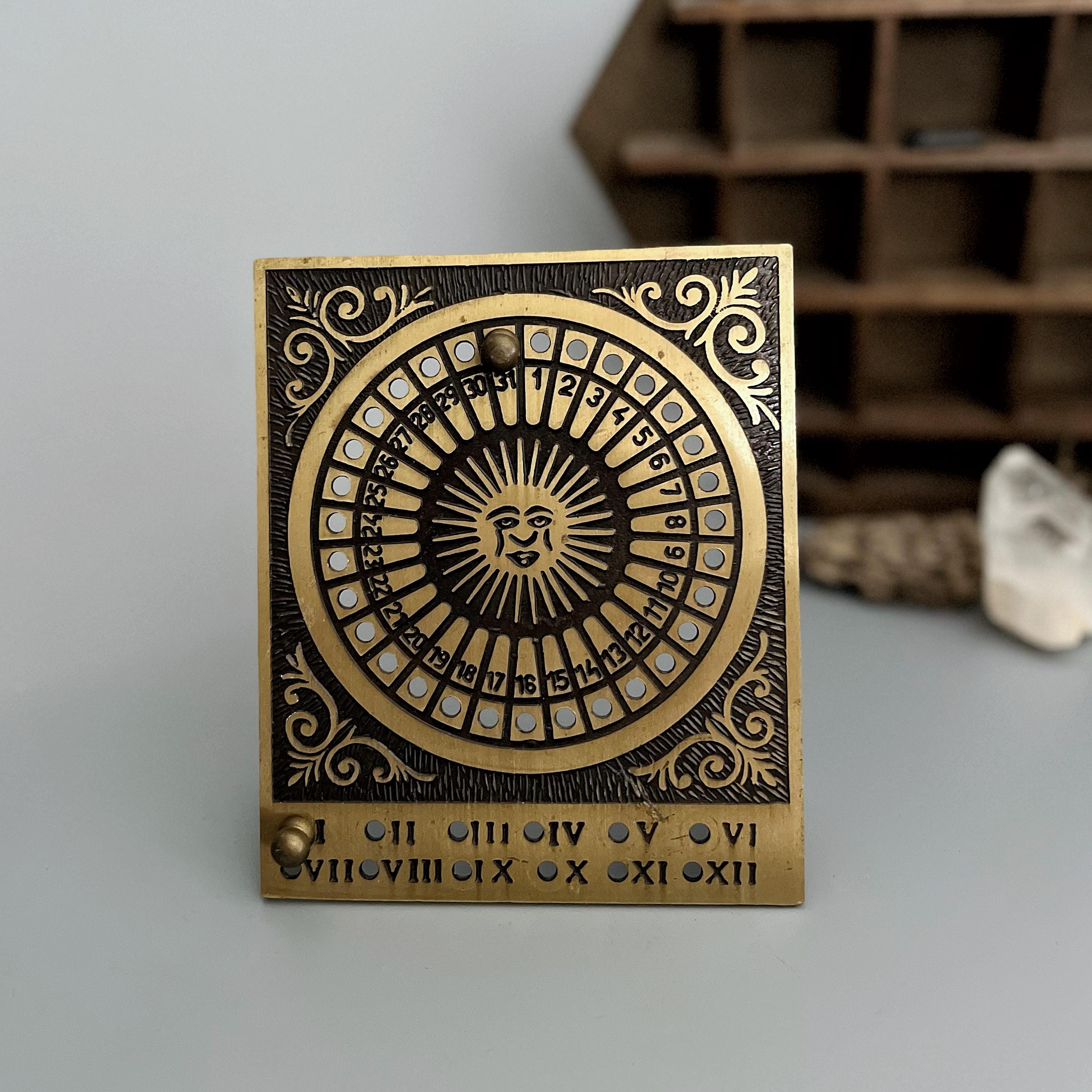 【vintage】真鍮製　太陽カレンダー　置き型 真鍮製の太陽モチーフの永久カレンダー - ヴィンテージ天体太陽デスク